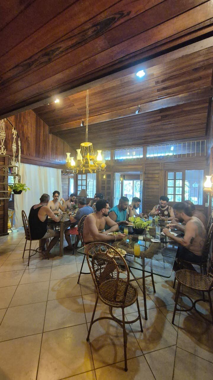 Almoço comunitário em mesa longa no Espaço Néktar
