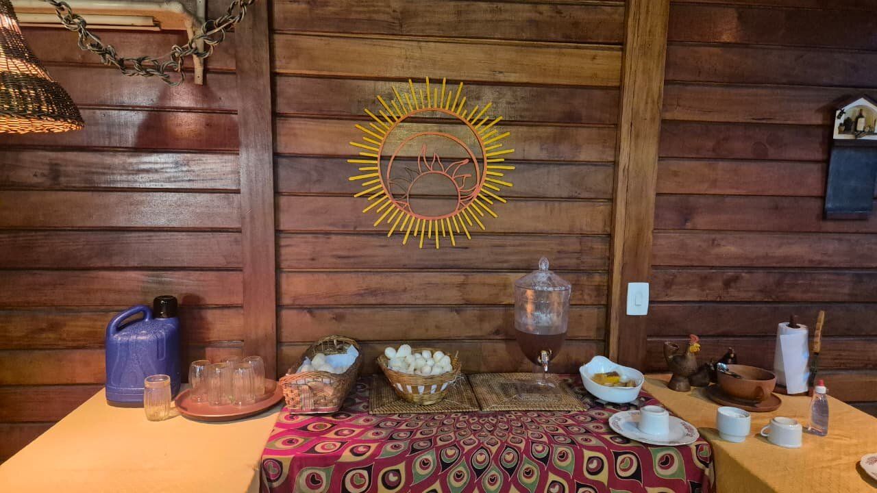 Altar com chá, mandala e mesa do Espaço Néktar
