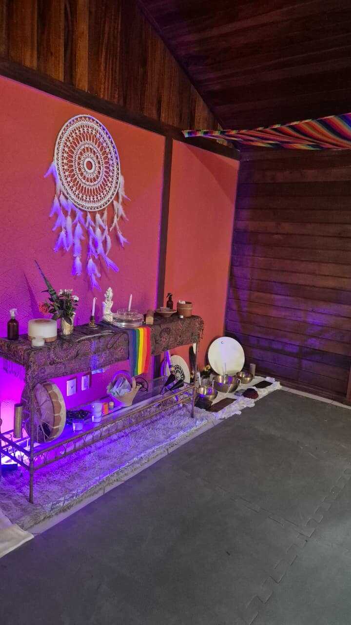 Sala ritual com altar, mandala e tatame