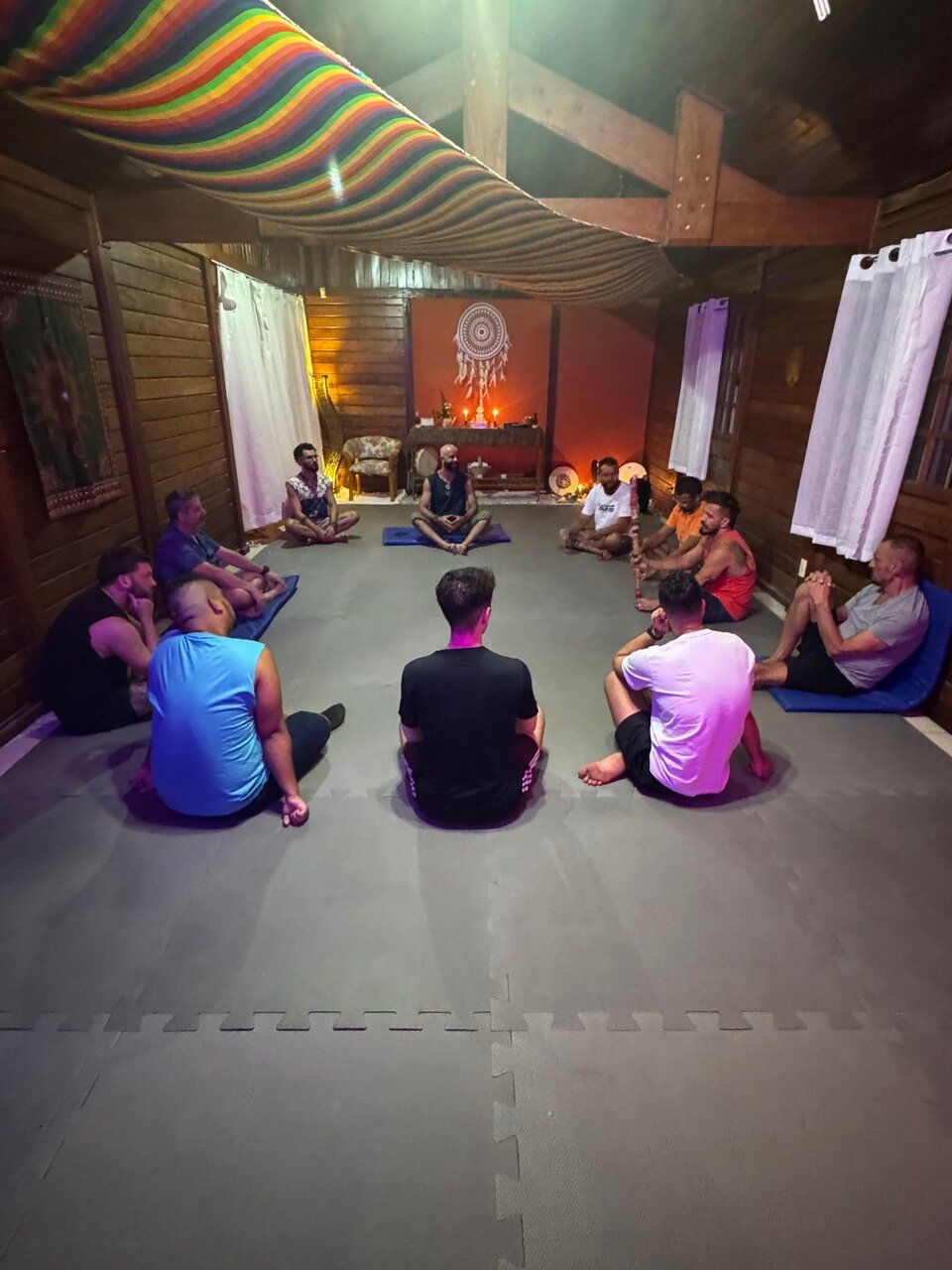 Grupo em círculo de meditação no tatame do Espaço Néktar