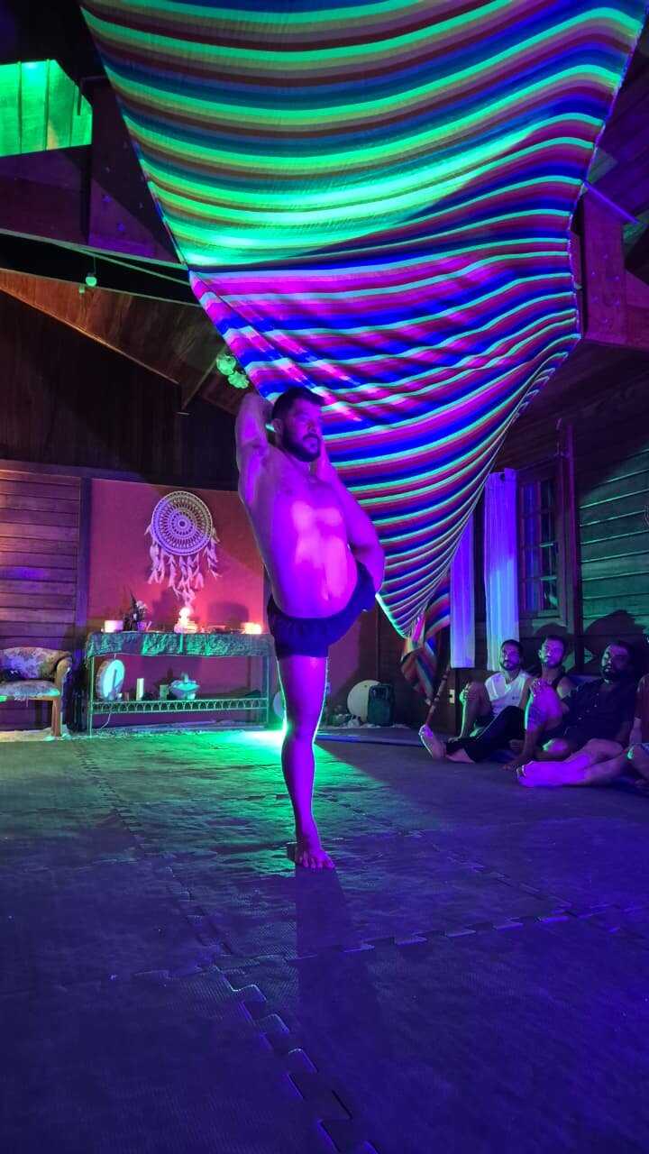 Vivência de dança sob luz neon no Espaço Néktar