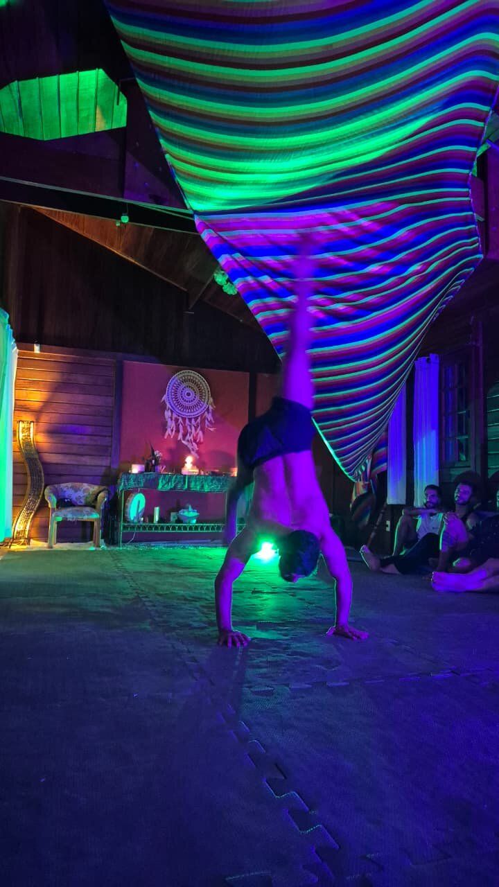 Dança em vivência sob luz neon no Espaço Néktar