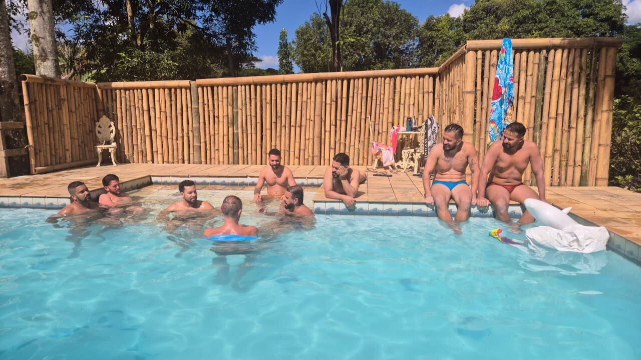 Grupo de participantes na piscina do Espaço Néktar